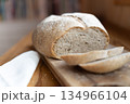 焼きたてのカンパーニュの断面と気泡：ハード系パンのクローズアップ 134966104