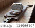 窓辺の光と自家製サワー種ブレッド：朝食の静かな風景 134966107