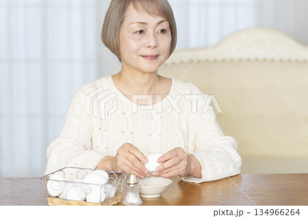 ゆで卵を食べるシニア女性 134966264