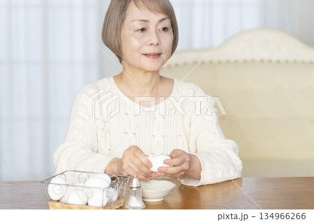 ゆで卵を食べるシニア女性 134966266