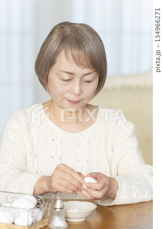 ゆで卵を食べるシニア女性 134966271
