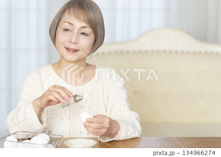 ゆで卵を食べるシニア女性 134966274