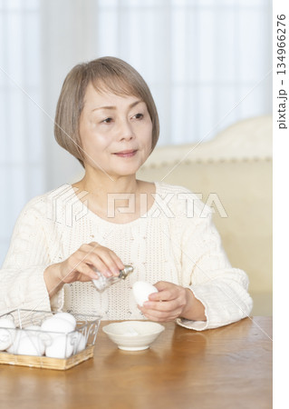 ゆで卵を食べるシニア女性 ゆで卵を食べるシニア女性 134966276