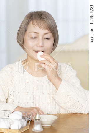 ゆで卵を食べるシニア女性 134966281