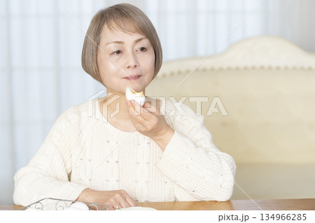 ゆで卵を食べるシニア女性 134966285