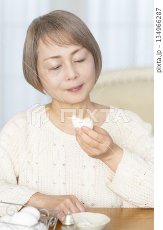 ゆで卵を食べるシニア女性 ゆで卵を食べるシニア女性 134966287