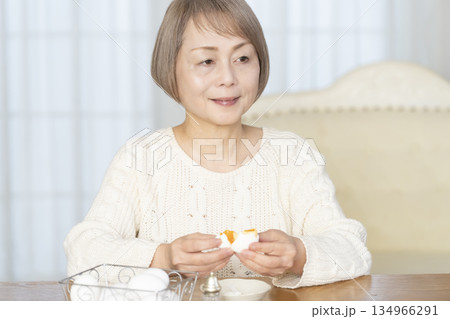 ゆで卵を食べるシニア女性 134966291