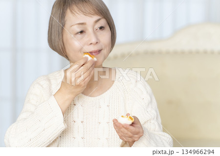 ゆで卵を食べるシニア女性 ゆで卵を食べるシニア女性 134966294