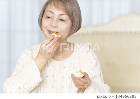 ゆで卵を食べるシニア女性 134966295
