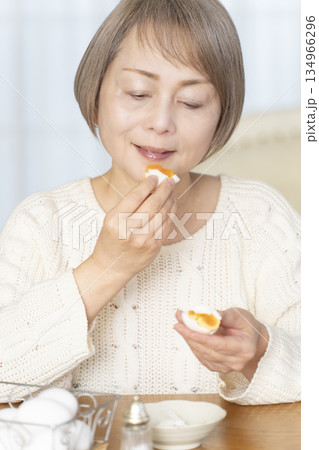 ゆで卵を食べるシニア女性 ゆで卵を食べるシニア女性 134966296
