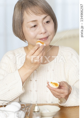ゆで卵を食べるシニア女性 134966297