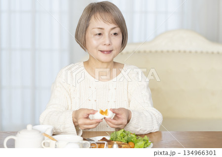 ゆで卵を食べるシニア女性 ゆで卵を食べるシニア女性 134966301