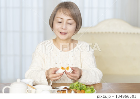 ゆで卵を食べるシニア女性 134966303