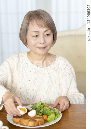 ゆで卵を食べるシニア女性 134966305