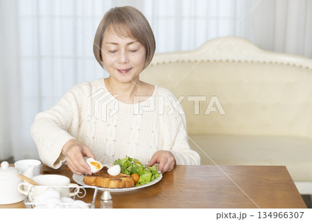 ゆで卵を食べるシニア女性 134966307