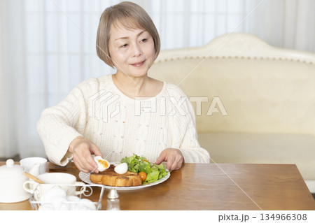 ゆで卵を食べるシニア女性 134966308