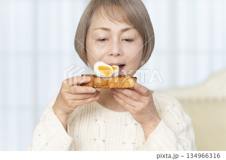 ゆで卵を食べるシニア女性 134966316