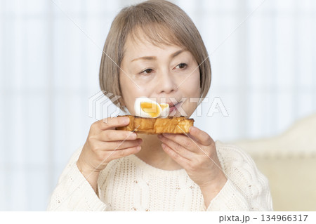ゆで卵を食べるシニア女性 134966317