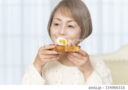 ゆで卵を食べるシニア女性 134966318