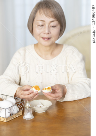 ゆで卵を食べるシニア女性 アウトフォーカス 134966497
