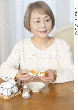 ゆで卵を食べるシニア女性 アウトフォーカス 134966498