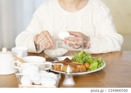 ゆで卵を食べるシニア女性 アウトフォーカス ゆで卵を食べるシニア女性 アウトフォーカス 134966500