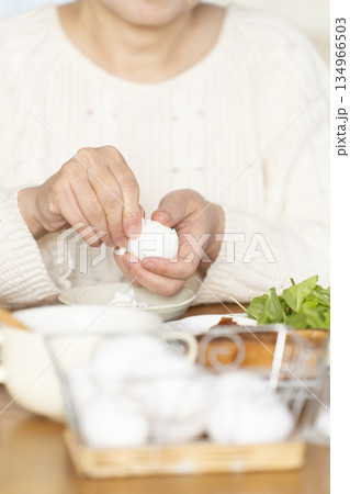 ゆで卵を食べるシニア女性 アウトフォーカス 134966503