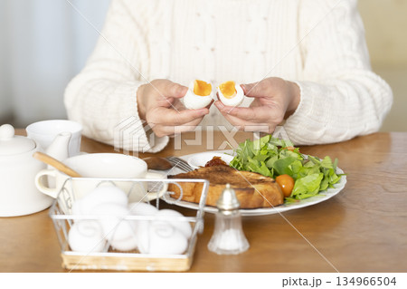 ゆで卵を食べるシニア女性 アウトフォーカス ゆで卵を食べるシニア女性 アウトフォーカス 134966504