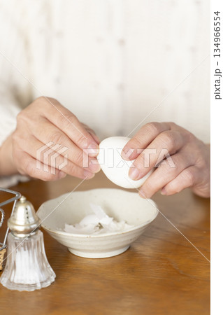 ゆで卵を剥く手元 ゆで卵を剥く手元 134966554