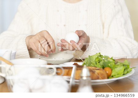 ゆで卵を剥く手元 134966559