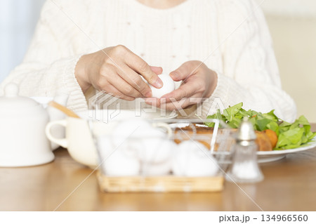 ゆで卵を剥く手元 ゆで卵を剥く手元 134966560