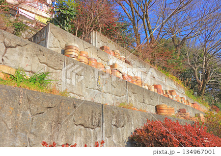 愛知県瀬戸市、窯垣の小径の風景 134967001