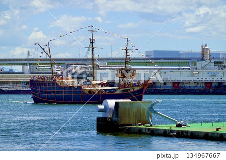 安治川のユニバーサルシティポートから観光船サンタマリア号を見た風景 大阪市港区 安治川のユニバーサルシティポートから観光船サンタマリア号を見た風景 大阪市港区 134967667
