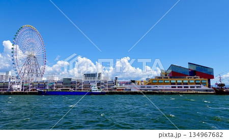 安治川河口から観覧車と海遊館を見た風景　大阪市港区 134967682