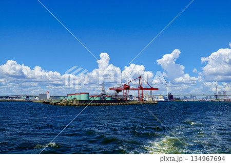 安治川河口の大阪港沖から櫻島埠頭を見た風景 大阪市此花区 安治川河口の大阪港沖から櫻島埠頭を見た風景 大阪市此花区 134967694