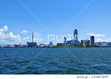 南港の咲洲コスモタワーを安治川河口の大阪港沖から見た風景　大阪市住之江区 134967697