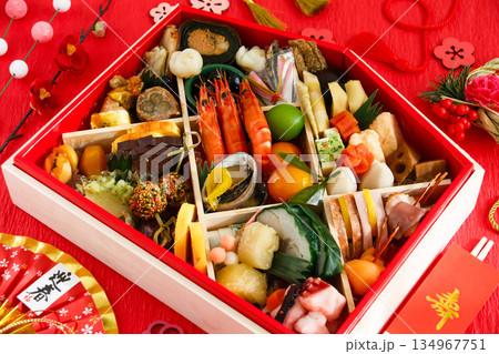 おせち料理のイメージ素材（赤背景） 134967751