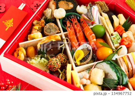 おせち料理のイメージ素材(赤背景) おせち料理のイメージ素材(赤背景) 134967752