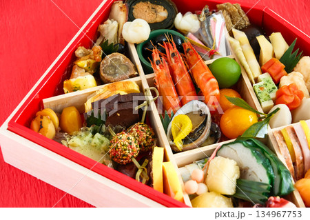 おせち料理のイメージ素材（赤背景） 134967753