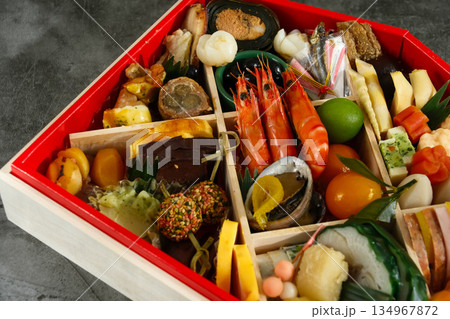 おせち料理のイメージ素材（黒背景） 134967872