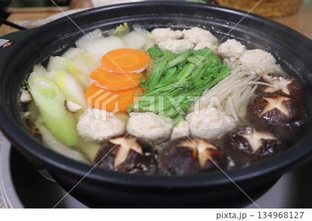 鍋料理　肉団子　つみれ　椎茸　人参　長ねぎ　　白菜 134968127