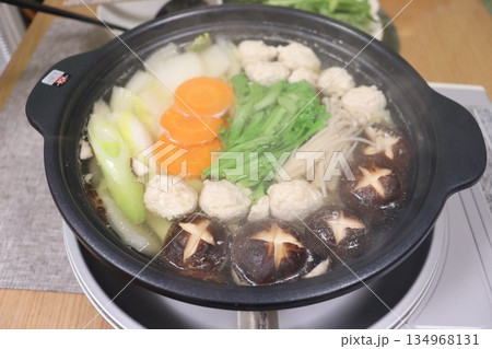 鍋料理 肉団子 つみれ 椎茸 人参 長ねぎ 白菜 鍋料理 肉団子 つみれ 椎茸 人参 長ねぎ 白菜 134968131