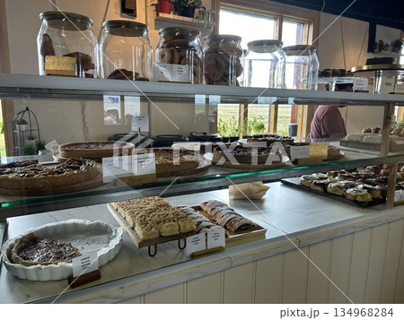 アイスランドの南部の道路沿いのパン屋さんのパイやキッシュです。 134968284