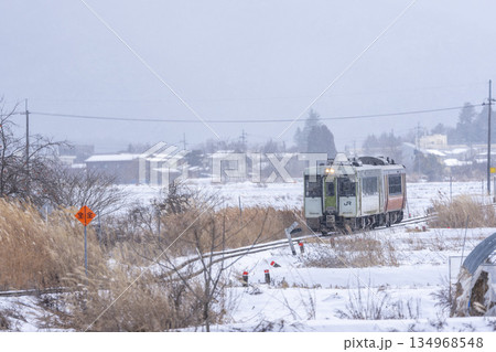 吹雪と只見線の列車　福島県会津美里町 134968548