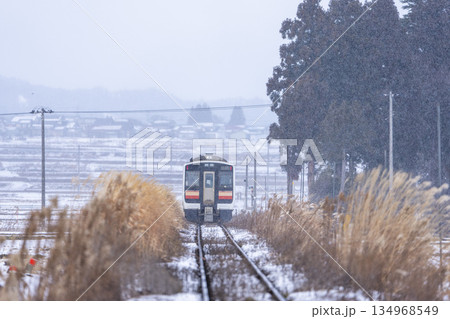 吹雪と只見線の列車　福島県会津美里町 134968549