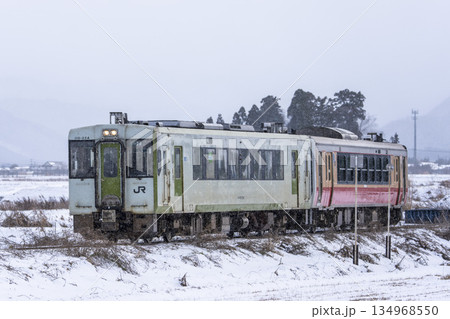 吹雪と只見線の列車 福島県会津美里町 吹雪と只見線の列車 福島県会津美里町 134968550