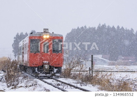 吹雪と只見線の列車　福島県会津美里町 134968552