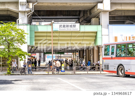 川崎市の都市風景　武蔵新城駅 134968617