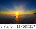 北海道のウトナイ湖の朝日 134968817