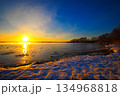 北海道のウトナイ湖の朝日 134968818